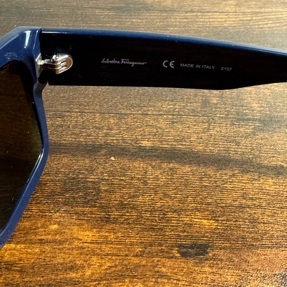 Ferragamo Men’s Sunglasses Navy Rectangular Made in Italy - Picture 5 of 6